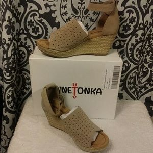 NIB MINNETONKA Bell Women's Wedge Sandal